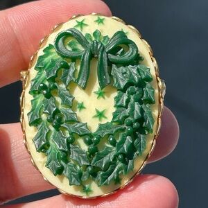 LUXURY 1960 Green and Gold Wreath Brooch 40mm 🎄